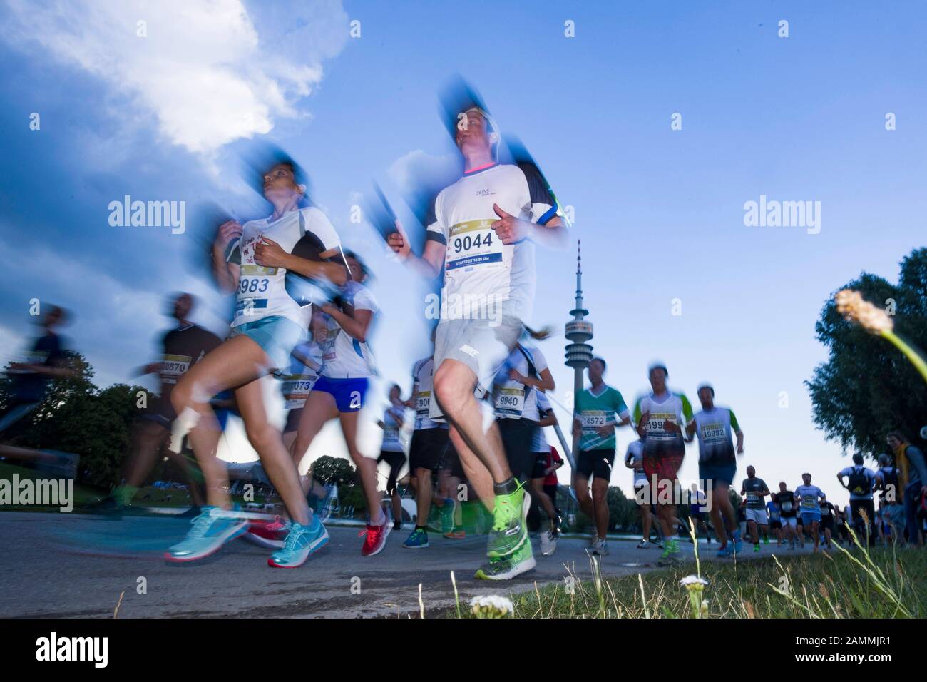 Partecipa alla gara di B2Run nel Parco Olimpico di Monaco. [traduzione automatizzata] Foto Stock