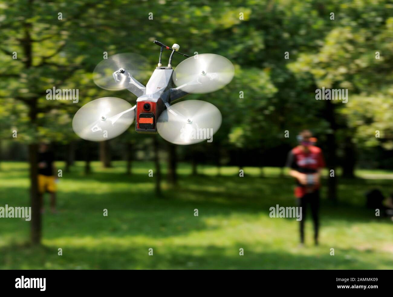Formazione pilota sui droni nel Giardino Inglese [traduzione automatizzata] Foto Stock