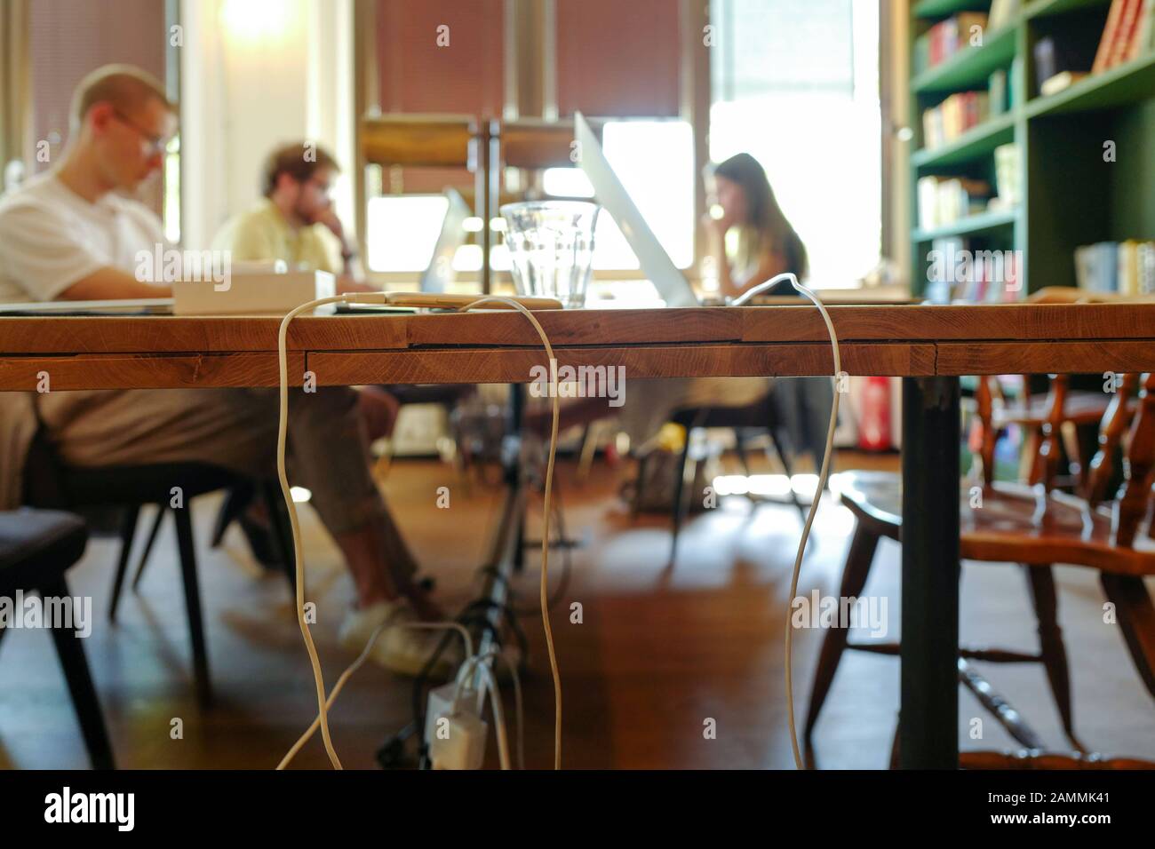 Nuova cultura del lavoro: L'azienda israeliana 'indspace' offre ora anche i suoi spazi di lavoro al Viktualienmarkt di Monaco. Quasi tutto è digitale, libri e vecchie radio sono solo una decorazione. [traduzione automatizzata] Foto Stock