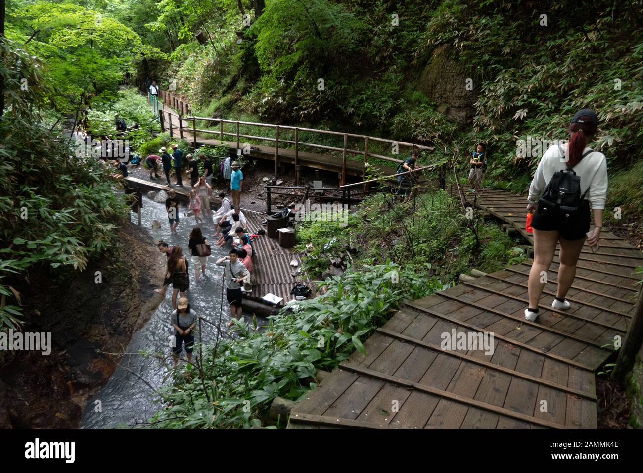 Persone e turisti asiatici godono di fiume hot springs al naturale Oyunumagawa pediluvio in Noboribetsu Onsen, famosa città di Hokkaido, Giappone, Asia Foto Stock