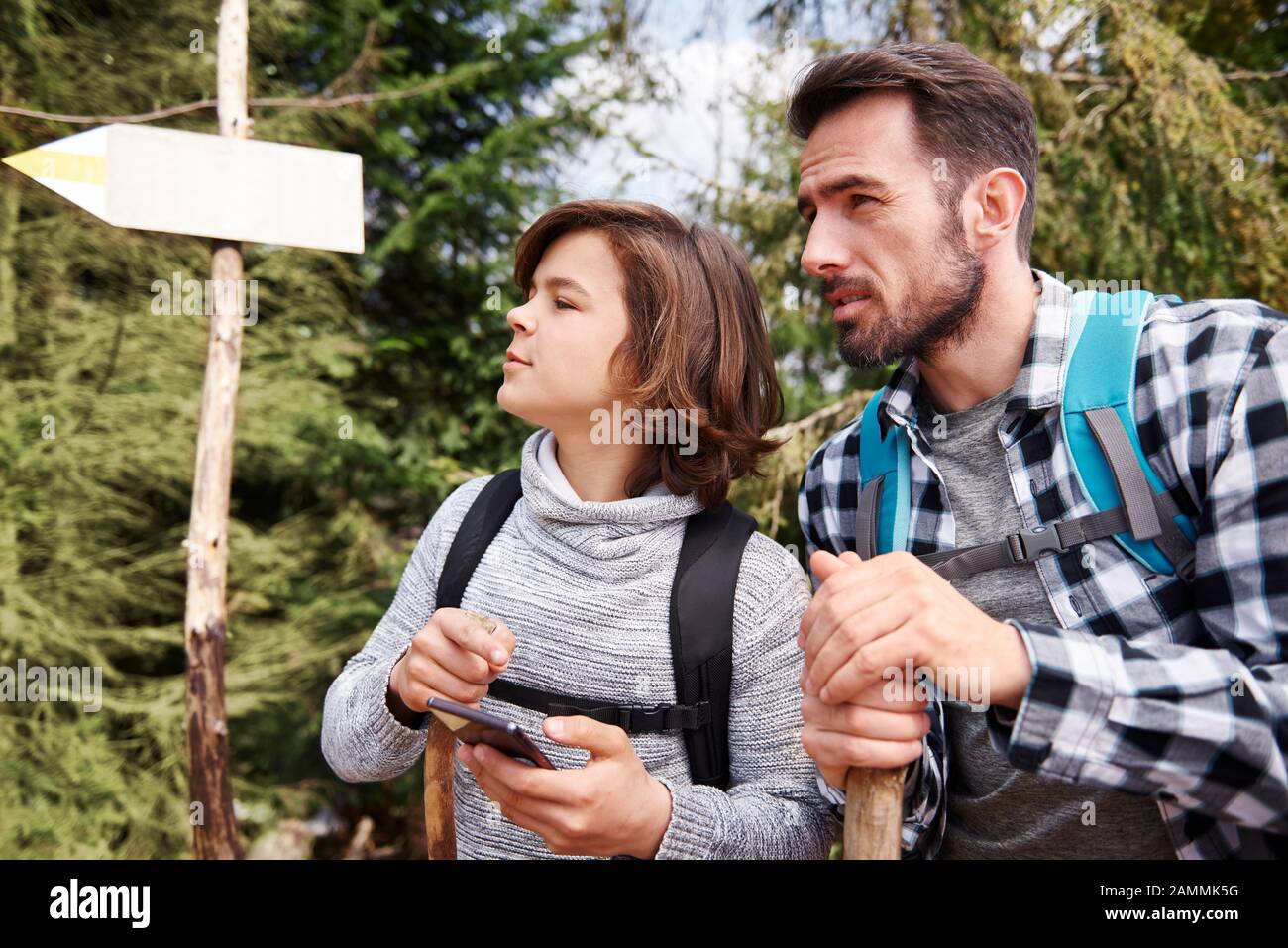 Padre e figlio scelgono il miglior sentiero per escursioni a piedi Foto Stock