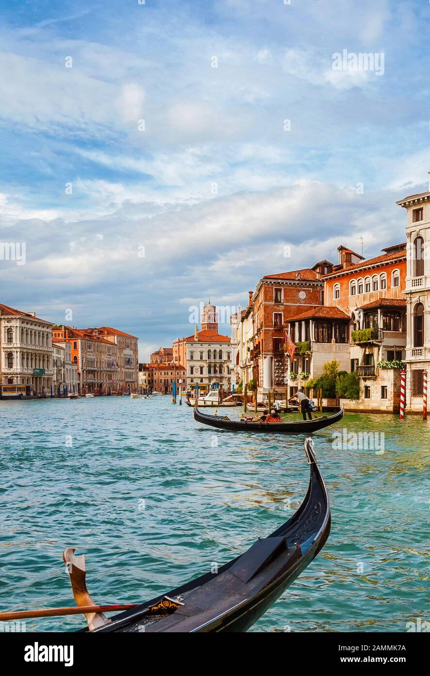 Un giro in gondola lungo il famoso e bellissimo Canal Grande nel centro di Venezia Foto Stock