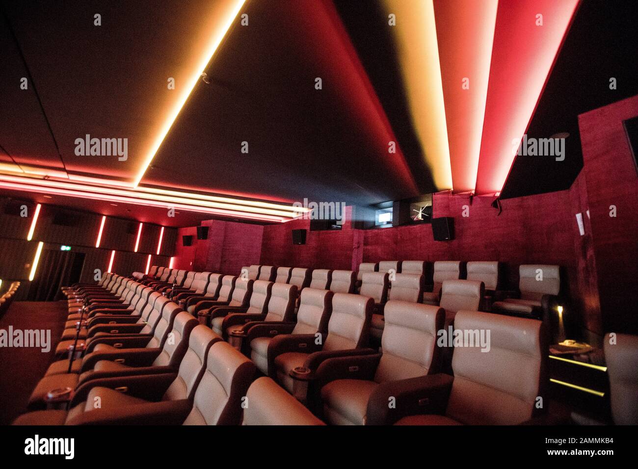 Apertura della nuova 'Astor Film Lounge in the Arri' a Türkenstraße 91 a Maxvorstadt. Nella foto l'auditorium ridisegnato del vecchio cinema. [traduzione automatizzata] Foto Stock
