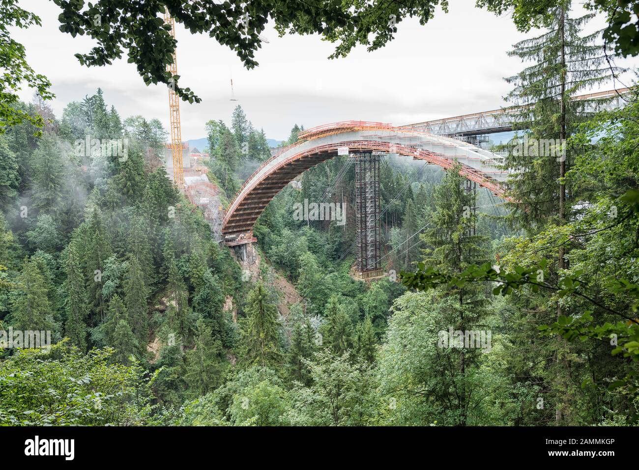 Lavori di costruzione per la riabilitazione del ponte Engelsbacher sulla gola Ammer vicino Bad Bayersoien nel distretto di Weilheim-Schongau. Questo edificio storico è considerato il ponte stradale più lungo del mondo, ancora in uso, per essere stato costruito con il metodo Melan-Spangenberg. In background un ponte temporaneo realizzato localmente. [traduzione automatizzata] Foto Stock