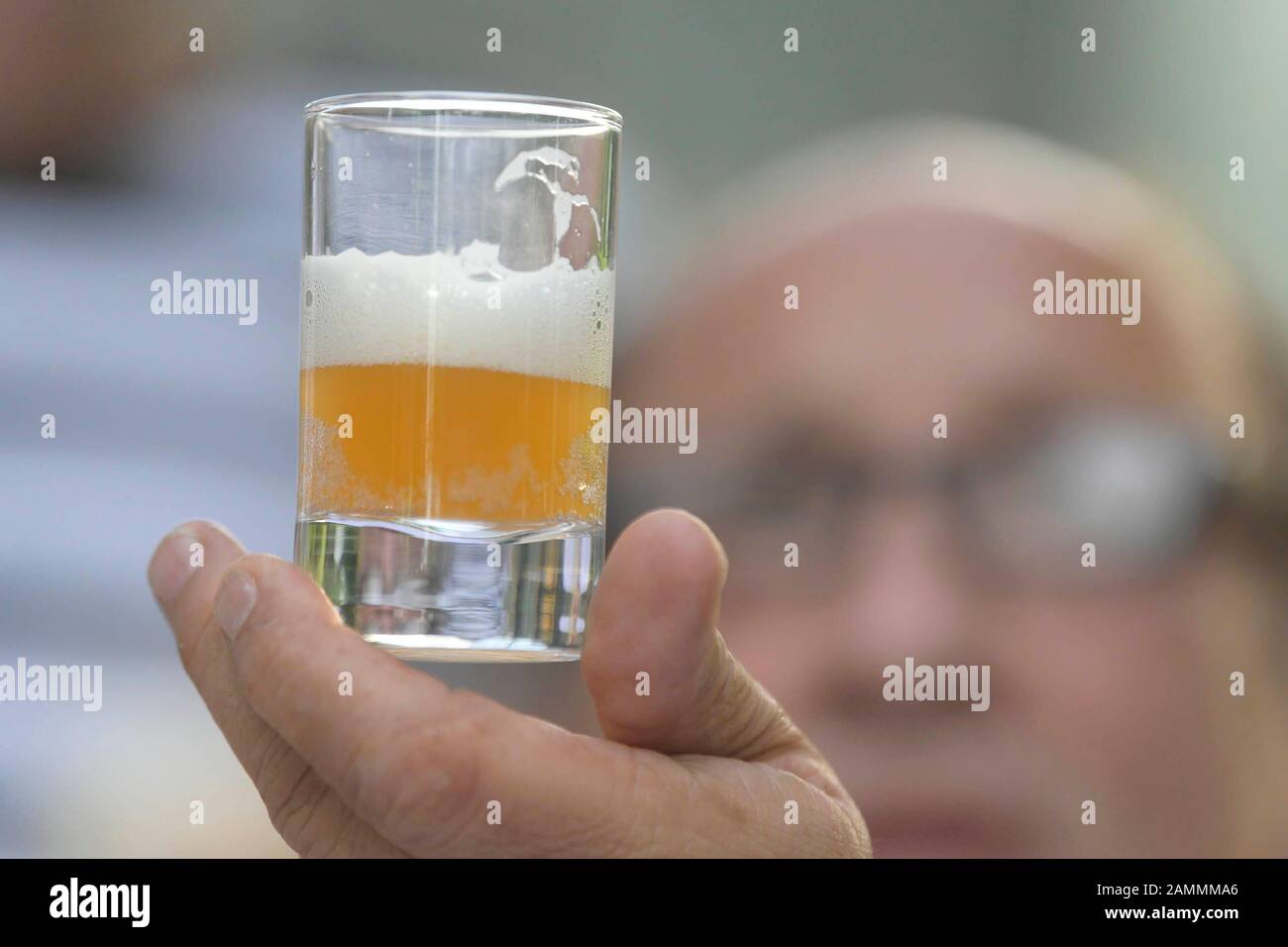 Degustazione di birra con Fabian Staudinger, il maestro birraio e sommelier di birra presso l'Accademia Doemens di Brewing and Beverage Technology di Gräfelfing. [traduzione automatizzata] Foto Stock