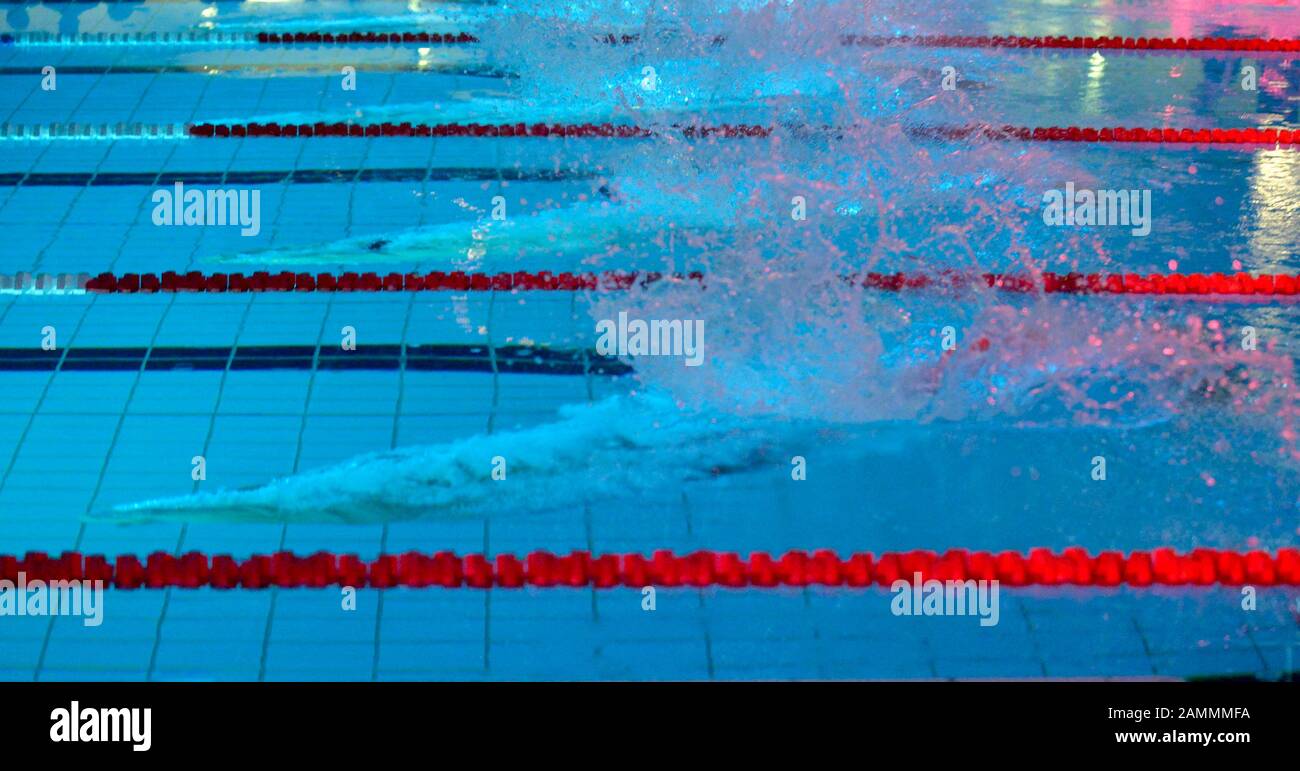 Nuotatori al salto di partenza durante il 'Head-Trophy' swimming festival nella Sala olimpica di Monaco. In uno dei più grandi eventi di nuoto in Europa, i giovani atleti possono competere con i migliori nel loro campo. [traduzione automatizzata] Foto Stock