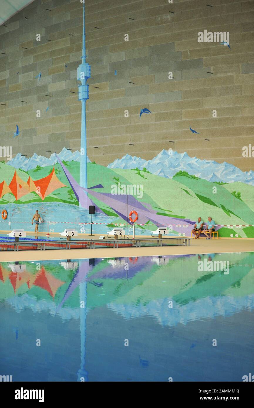 Riapertura della piscina olimpionica interna nel Parco Olimpico. Qui la piscina di fronte ad un graffito che mostra la torre olimpica. [traduzione automatizzata] Foto Stock
