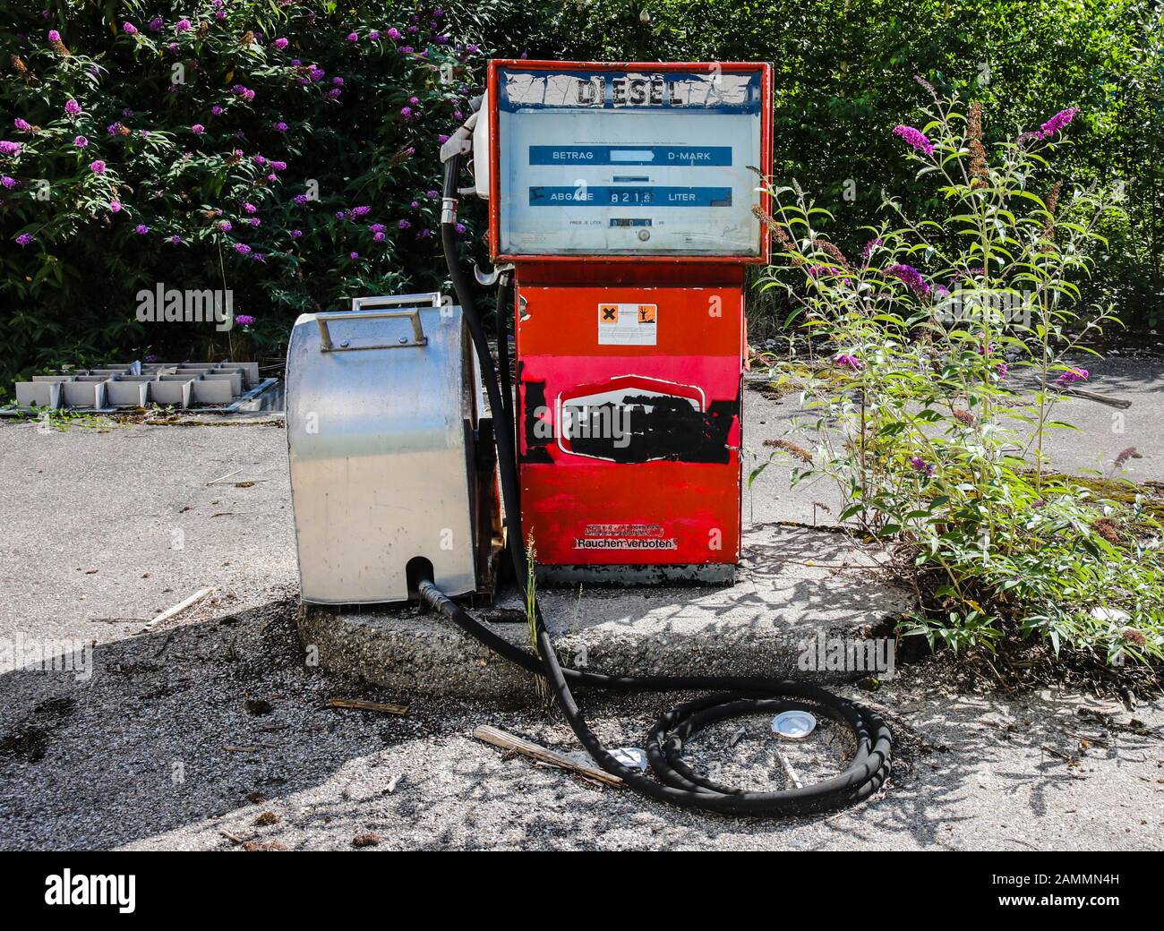 Vecchia pompa a benzina rossa per diesel presso la stazione di rifornimento abbandonata del MD Papierfabrik a Dachau. [traduzione automatizzata] Foto Stock