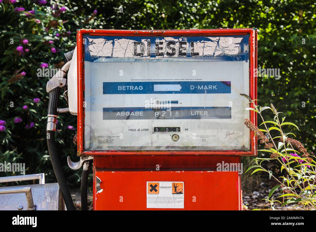 Vecchia pompa a benzina rossa per diesel presso la stazione di rifornimento abbandonata del MD Papierfabrik a Dachau. [traduzione automatizzata] Foto Stock