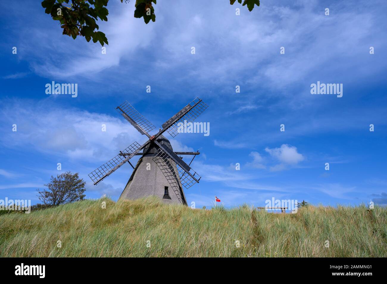 Un mulino a vento in danese villaggio di pescatori di Skagen Foto Stock
