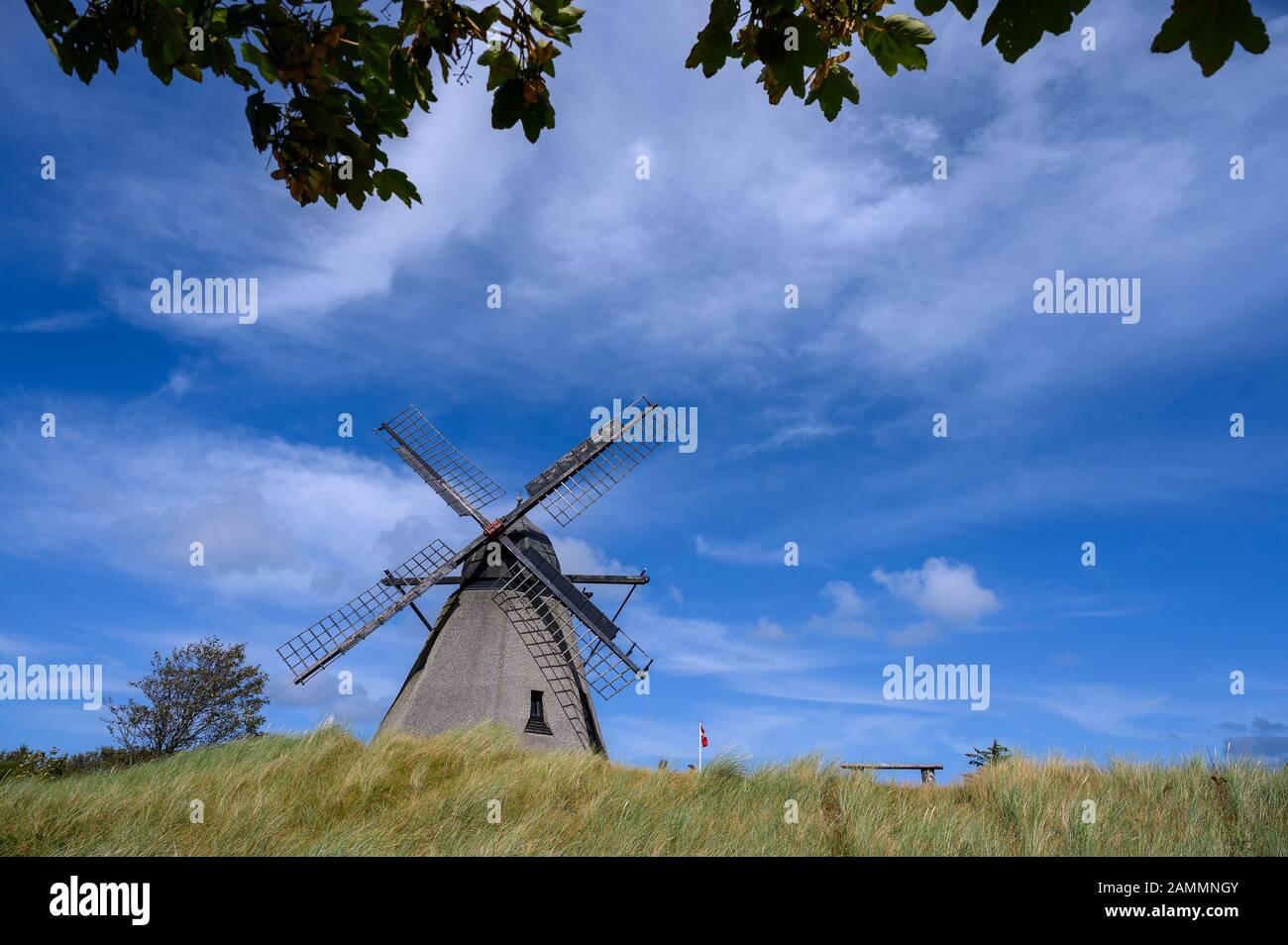 Un mulino a vento in danese villaggio di pescatori di Skagen Foto Stock