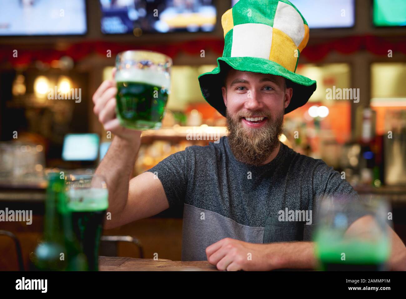 Ritratto dell'uomo che celebra il giorno di San Patrizio al bar Foto Stock