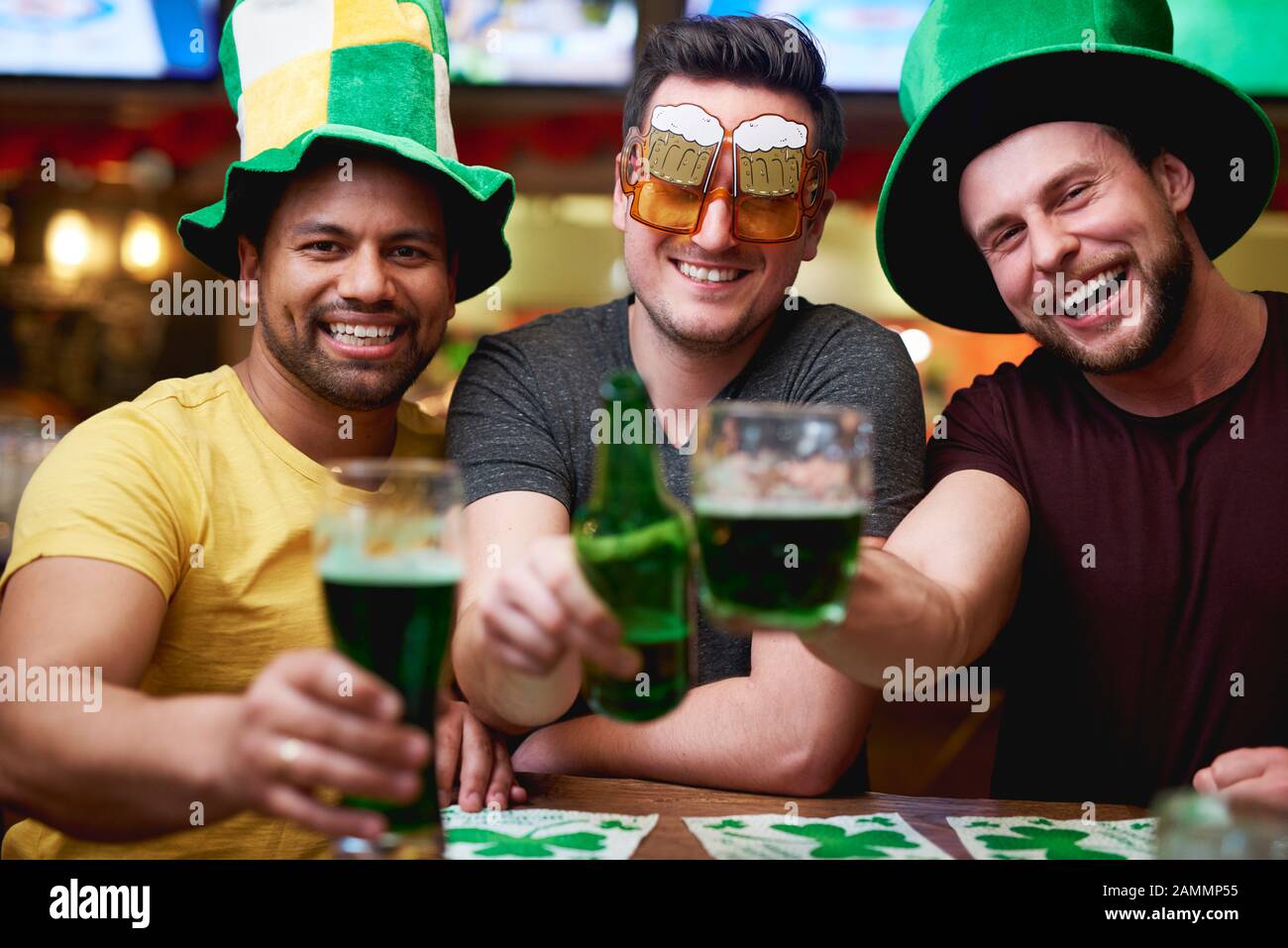 Gruppo di amici che si rilassano con bevande nel pub Foto Stock