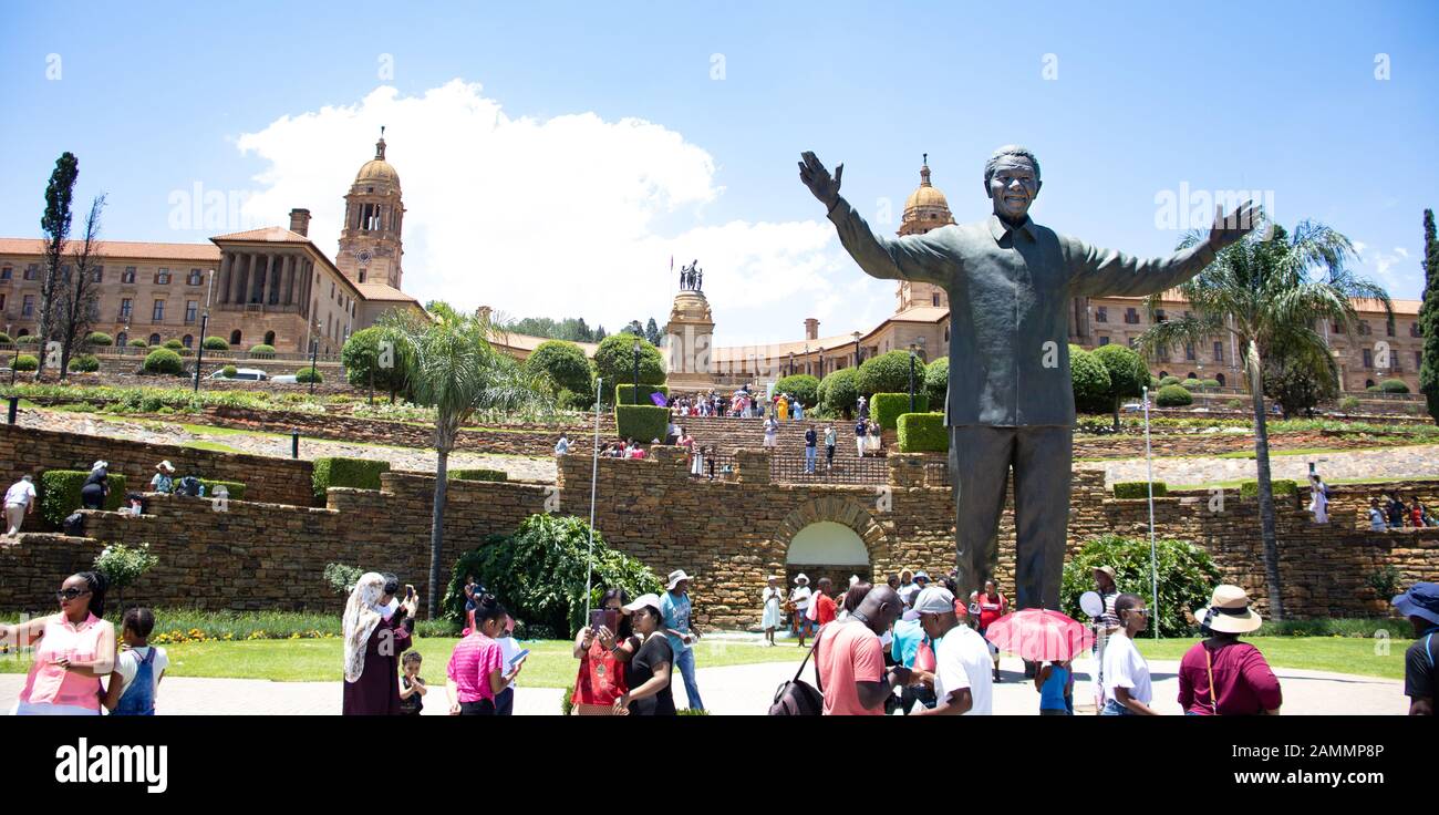 Nelson Mandela statua presso l'Unione degli edifici a Pretoria, Sud Africa. Foto Stock