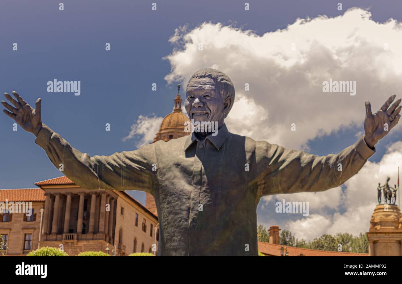 Nelson Mandela statua presso l'Unione degli edifici a Pretoria, Sud Africa. Foto Stock