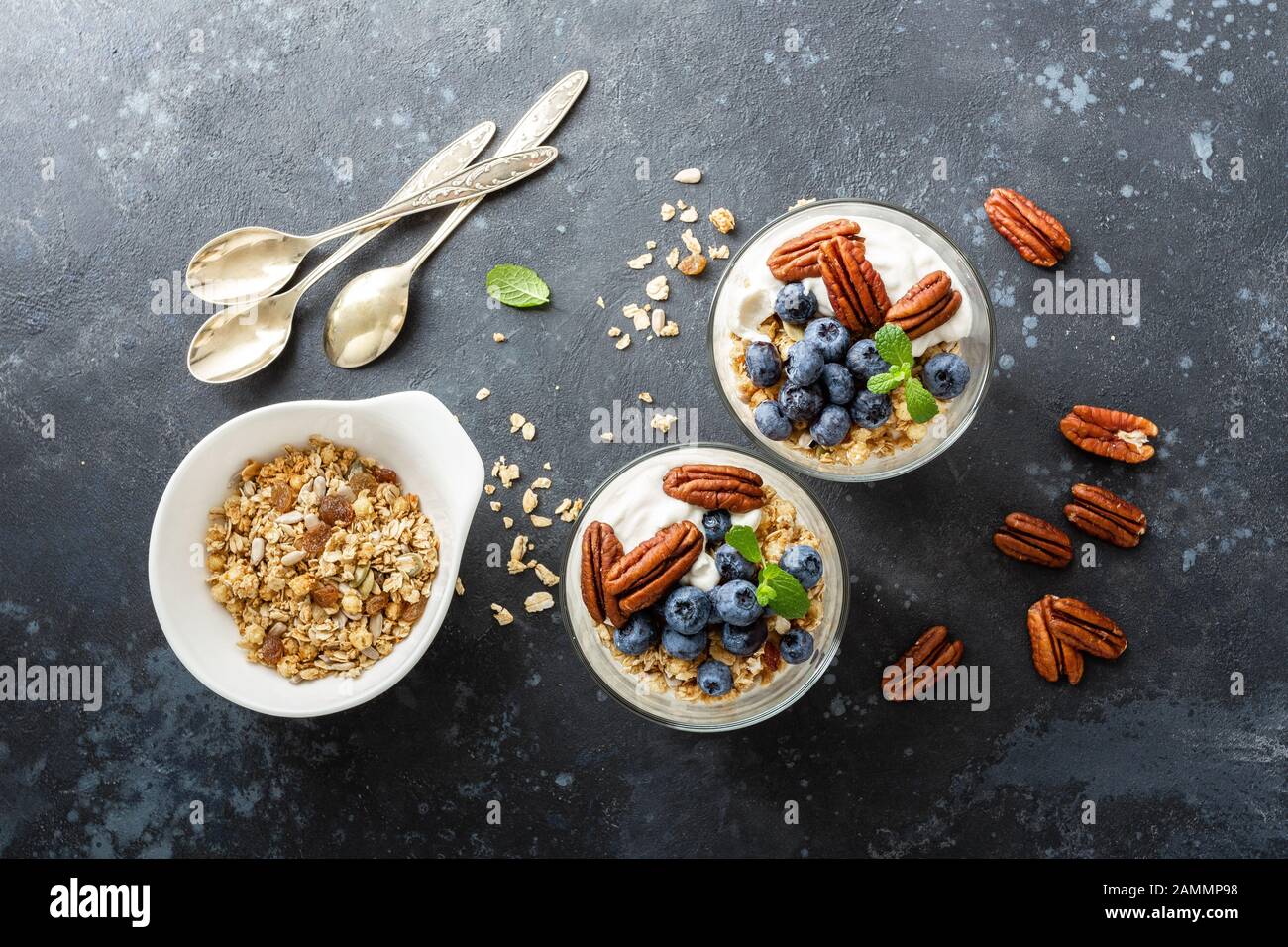 Parfait al mirtillo con ricotta, muesli e noci pecan Foto Stock