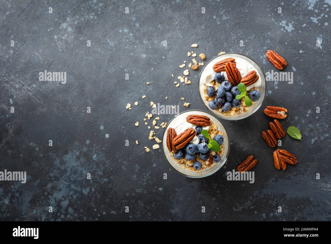 Parfait al mirtillo con ricotta, muesli e noci pecan Foto Stock