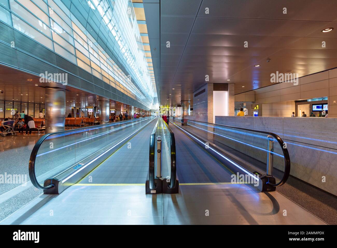 Doha, QATAR - APR7, 2018: Interno dell'aeroporto internazionale di Hamad il 7 aprile 2018 a Doha, Qatar. E 'il fulcro per il vettore nazionale Qatar Airways e. Foto Stock