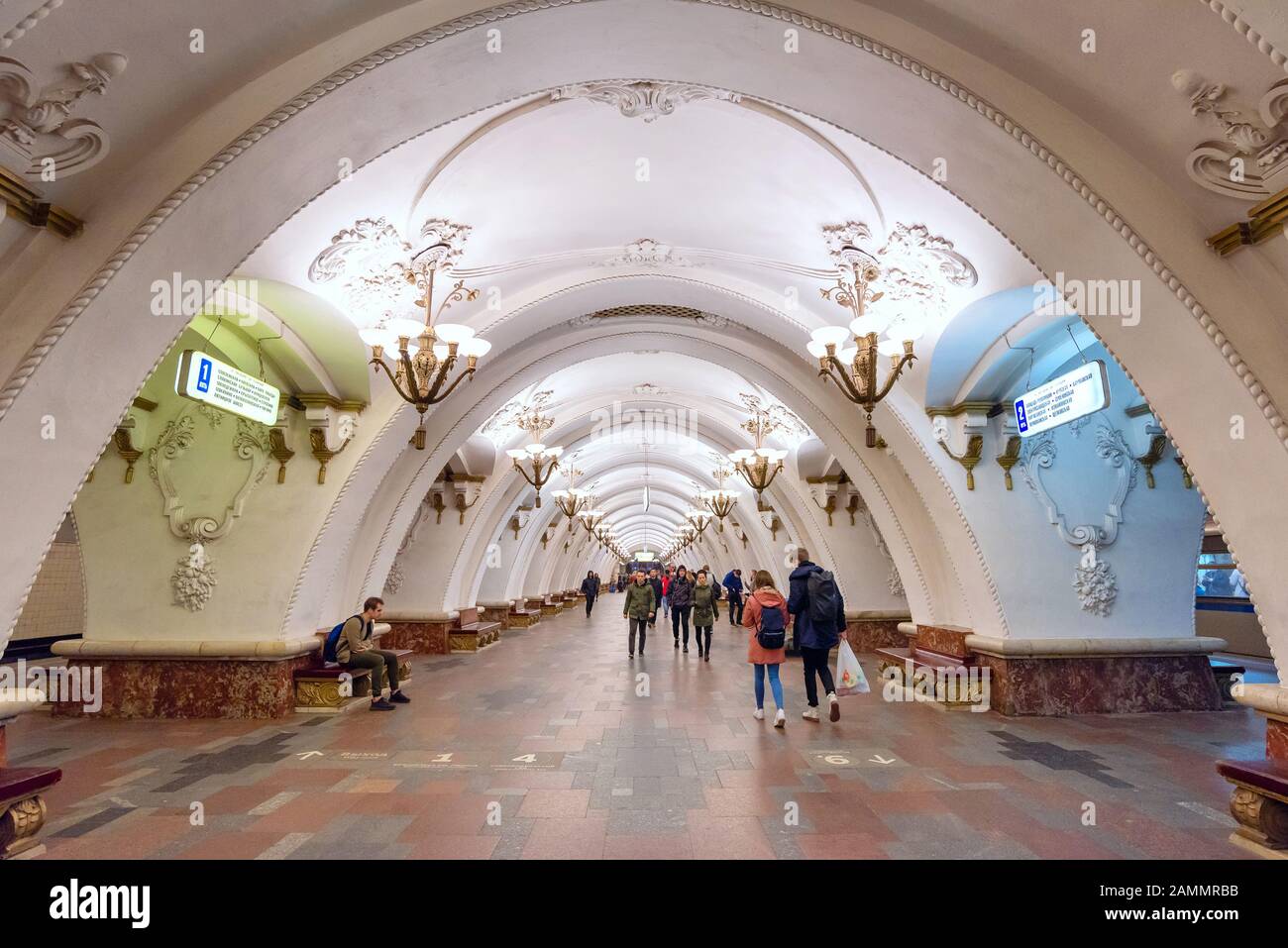 Mosca, Russia-APR8,2018 : interno della stazione della metropolitana Arbatskaya, l'8,5 aprile 2018 a Mosca, Russia. Le stazioni della metropolitana di Mosca sono un sistema di transito rapido ser Foto Stock