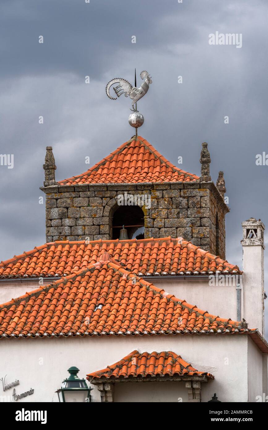 Tetto con un gallo nel villaggio di Monsanto, Portogallo Foto Stock