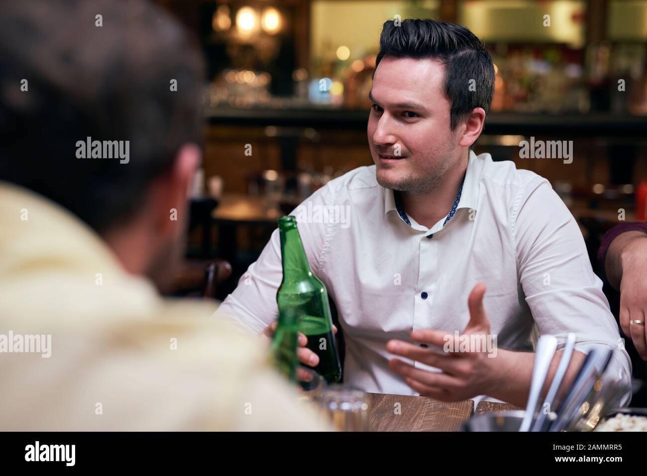 Bei uomini che bevono birra nel pub Foto Stock