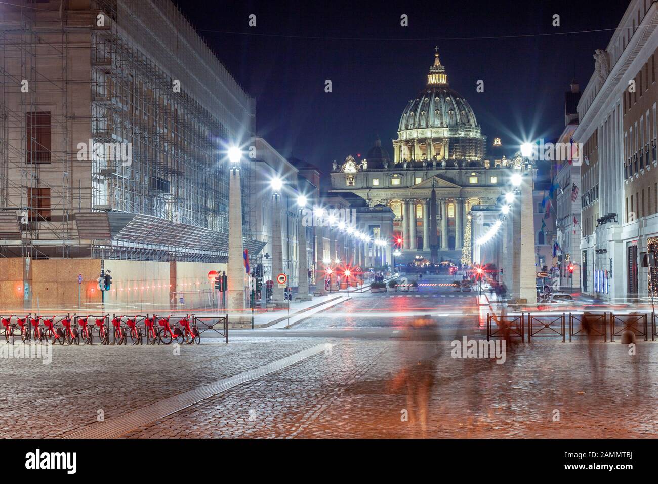 Roma, Italia. Basilica di San Pietro da Via della conciliazione di notte con a natale con persone e traffico Foto Stock