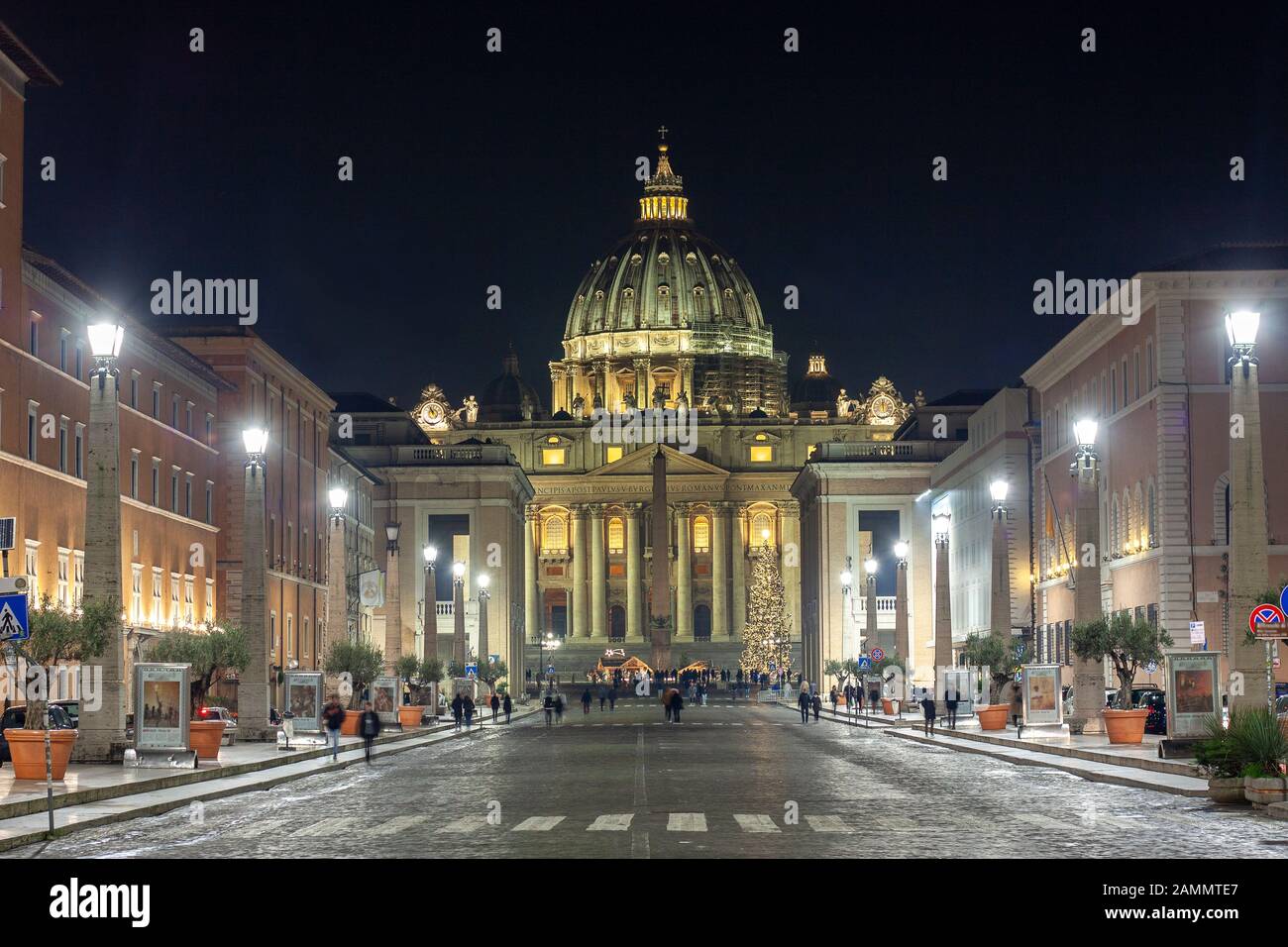 Roma. L'Italia. La basilica di san Pietro da Via della Conciliazione da notte di Natale Foto Stock