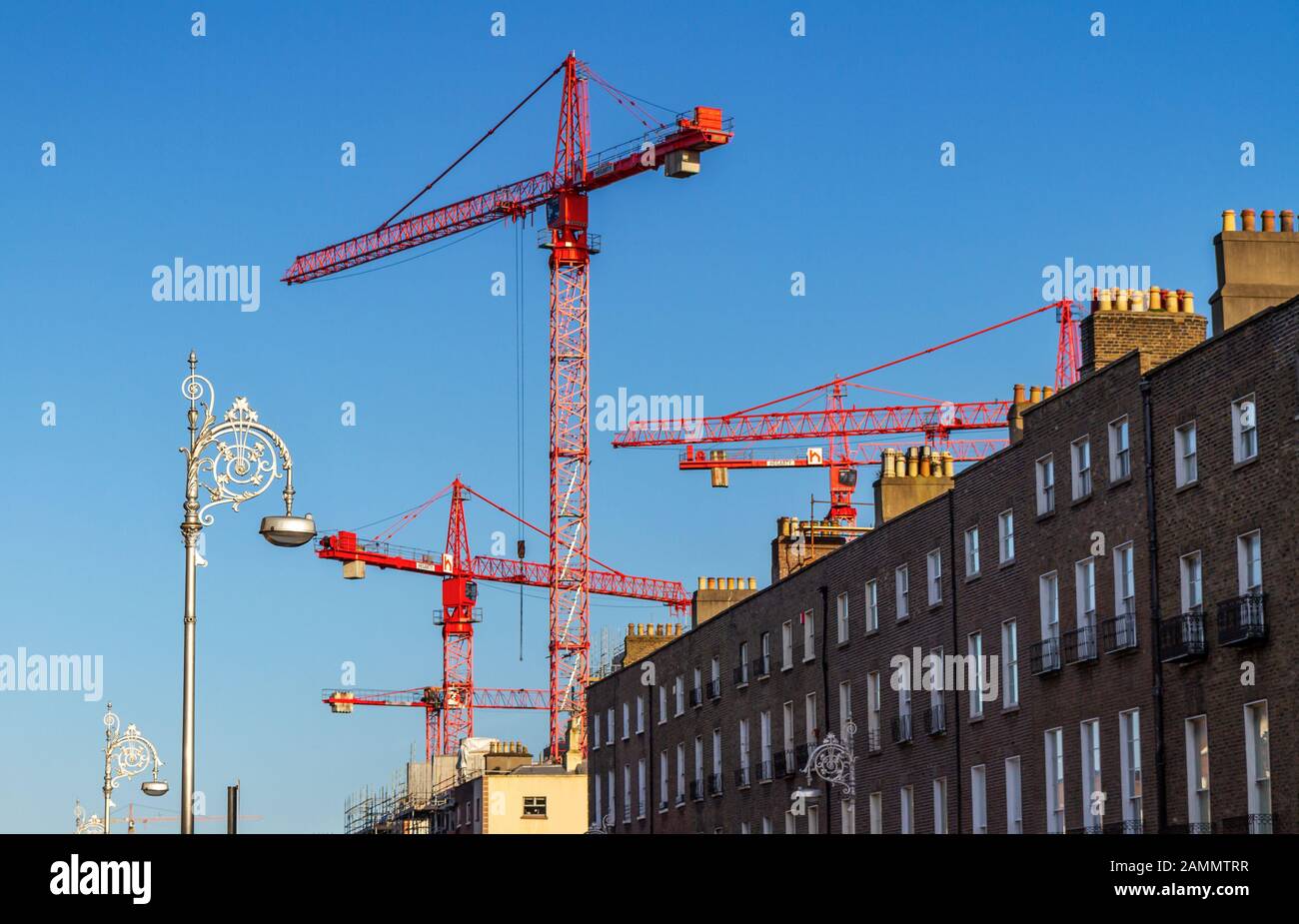 Gru da costruzione per la costruzione a Dublino, Irlanda. Progetto ESB Fitzwilliam, rielaborazione con terrazza di architettura storica georgiana Foto Stock