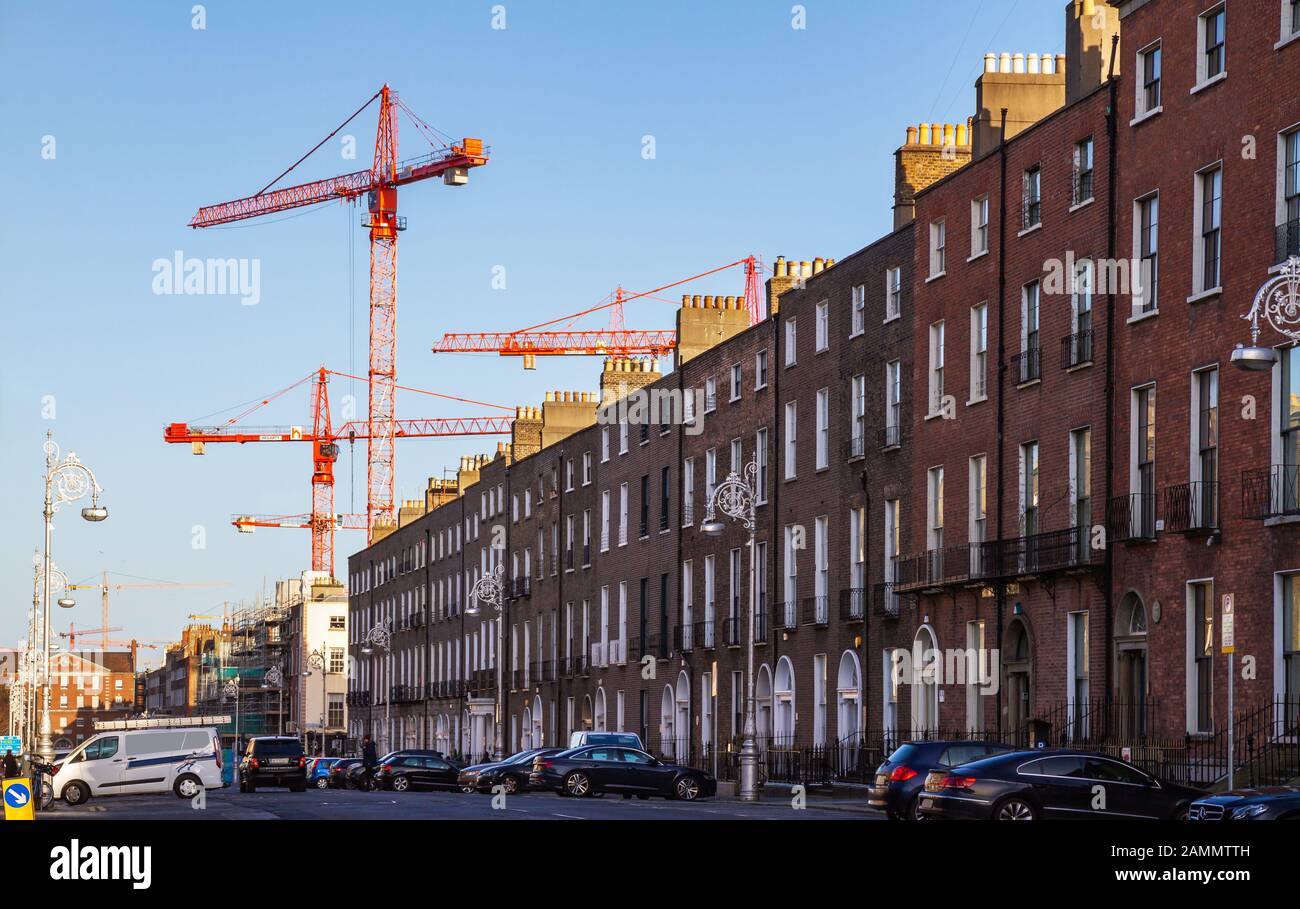 Gru da costruzione per la costruzione a Dublino, Irlanda. Progetto ESB Fitzwilliam, rielaborazione con terrazza di architettura storica georgiana Foto Stock