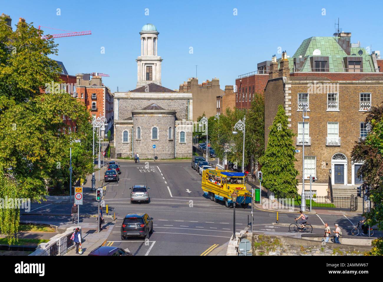 Turisti in giro turistico a Viking Splash veicolo anfibio, Dublino Irlanda. Duck tour in giornata di sole. Pepper Canister St Stephen'S Church.Travel Irlanda Foto Stock