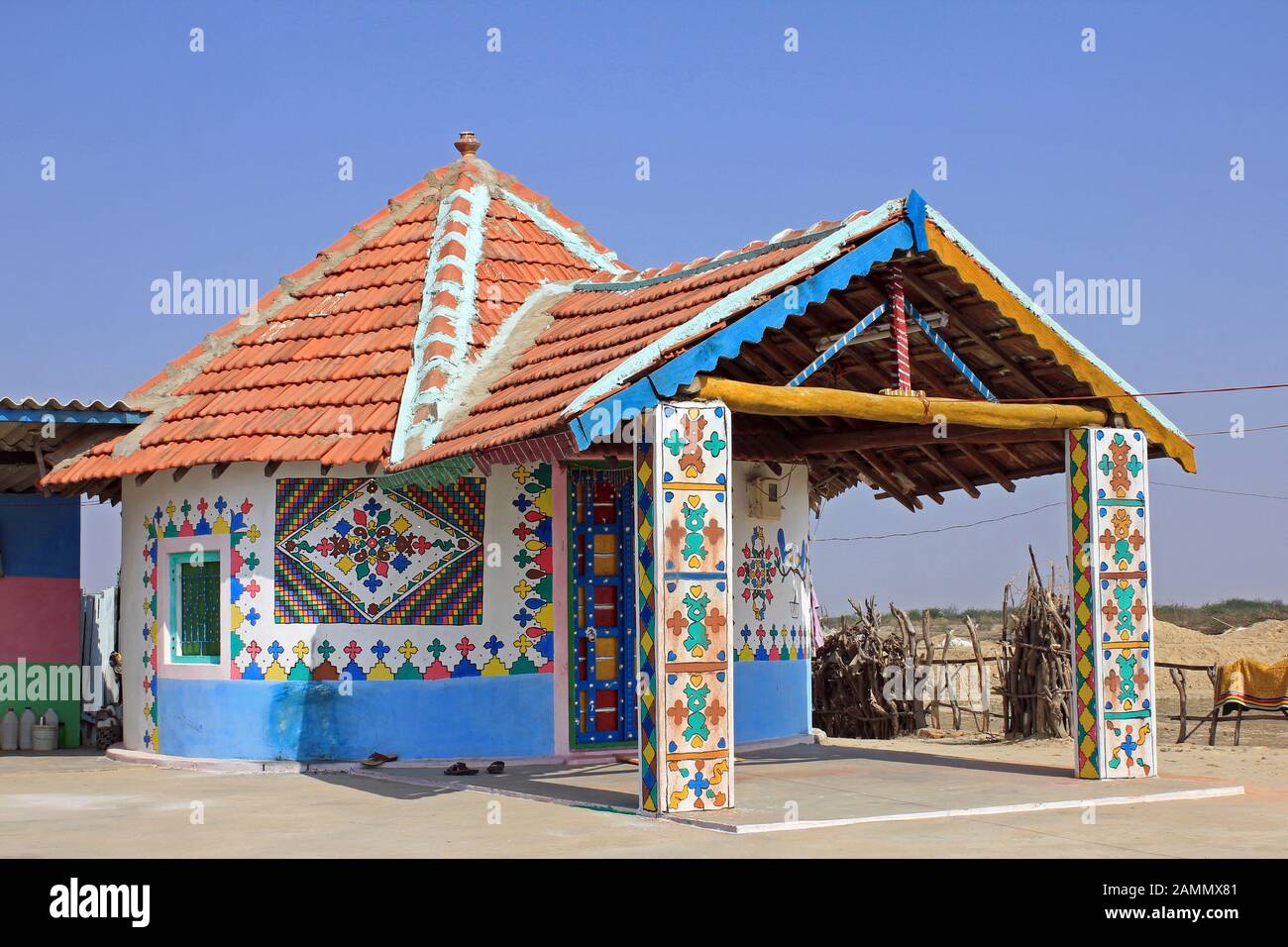 Casa Di Tribal Meghwal Decorata Del Villaggio Di Bhirandiyara, Grande Rann Di Hutch, Gujarat, India Foto Stock
