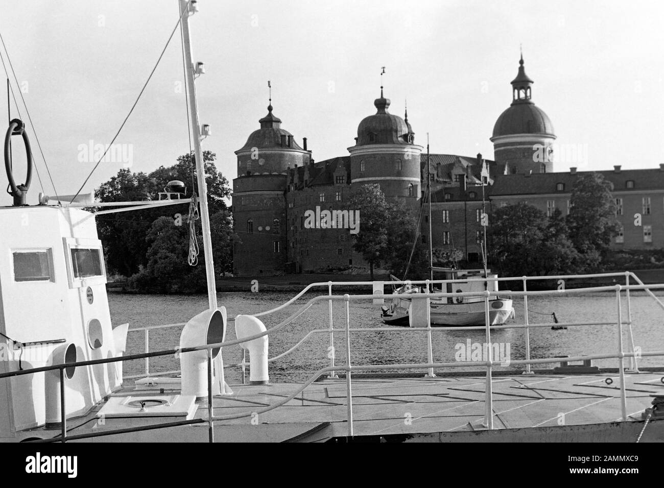 Seeblick auf Schloss Gripsholm am See Mälaren mit Boot, bei Stockholm, Schweden, 1969. Vista lago del castello di Gripsholm sul lago di Mälaren con barca, vicino a Stoccolma, Svezia, 1969. Foto Stock