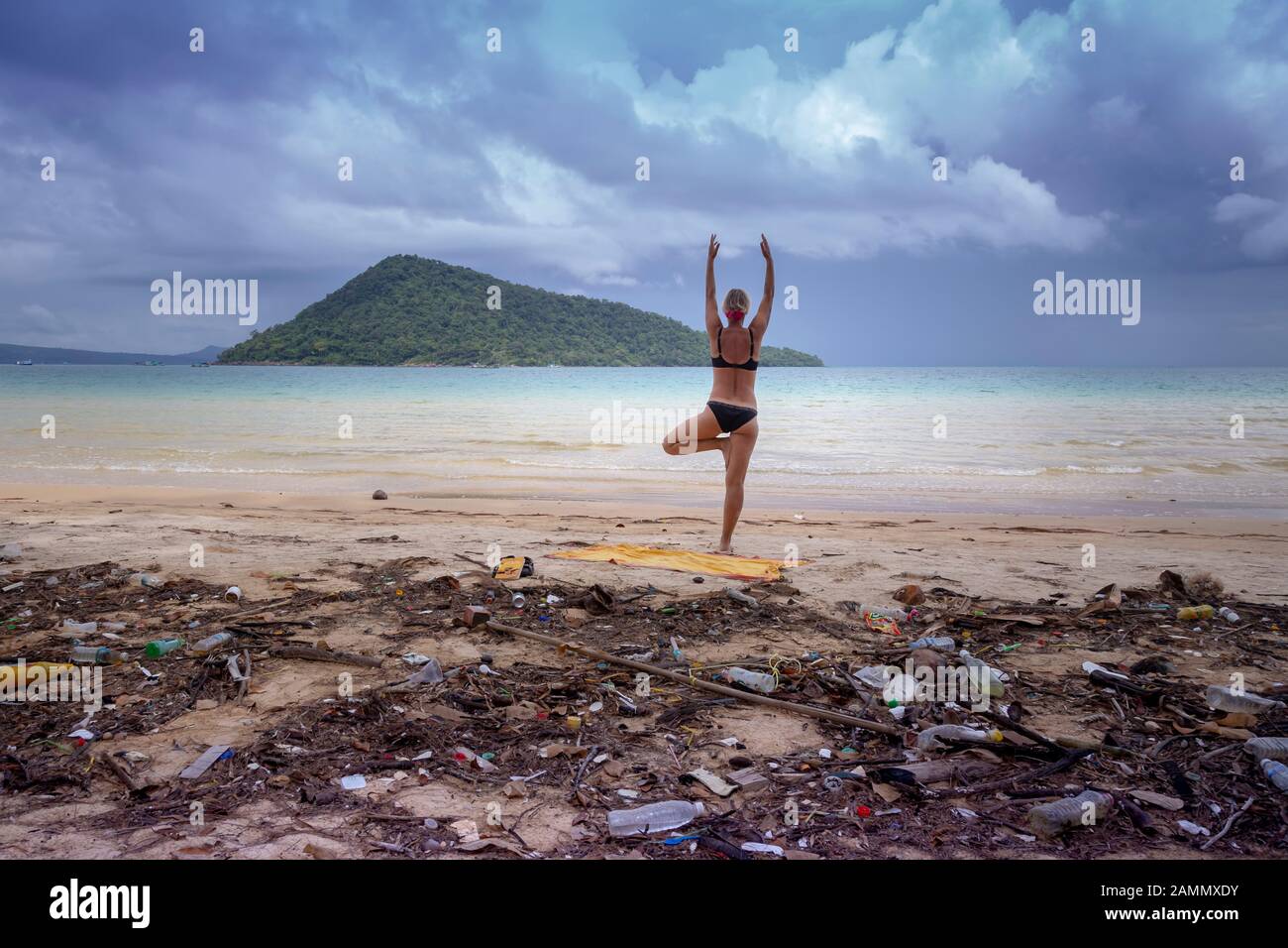 Fare yoga su una spiaggia cambogiana Foto Stock