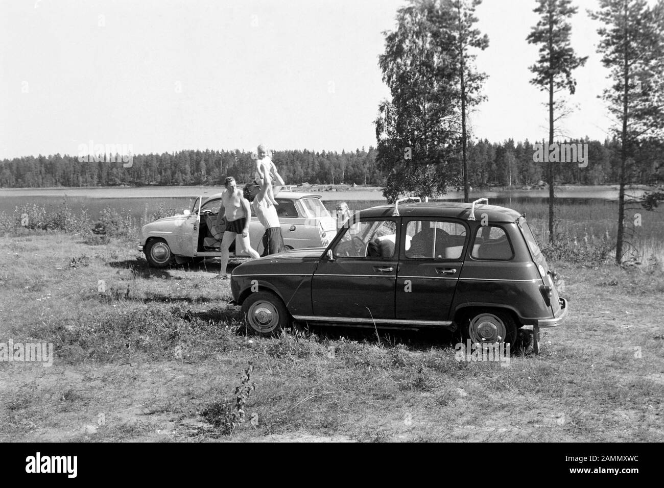 Finnische Familie besucht den Badeort Norrsundet am Bothnischen Meerbusen, 1969. Una famiglia finlandese che visita la località balneare di Norrsundet al Golfo di Botnia, 1969. Foto Stock