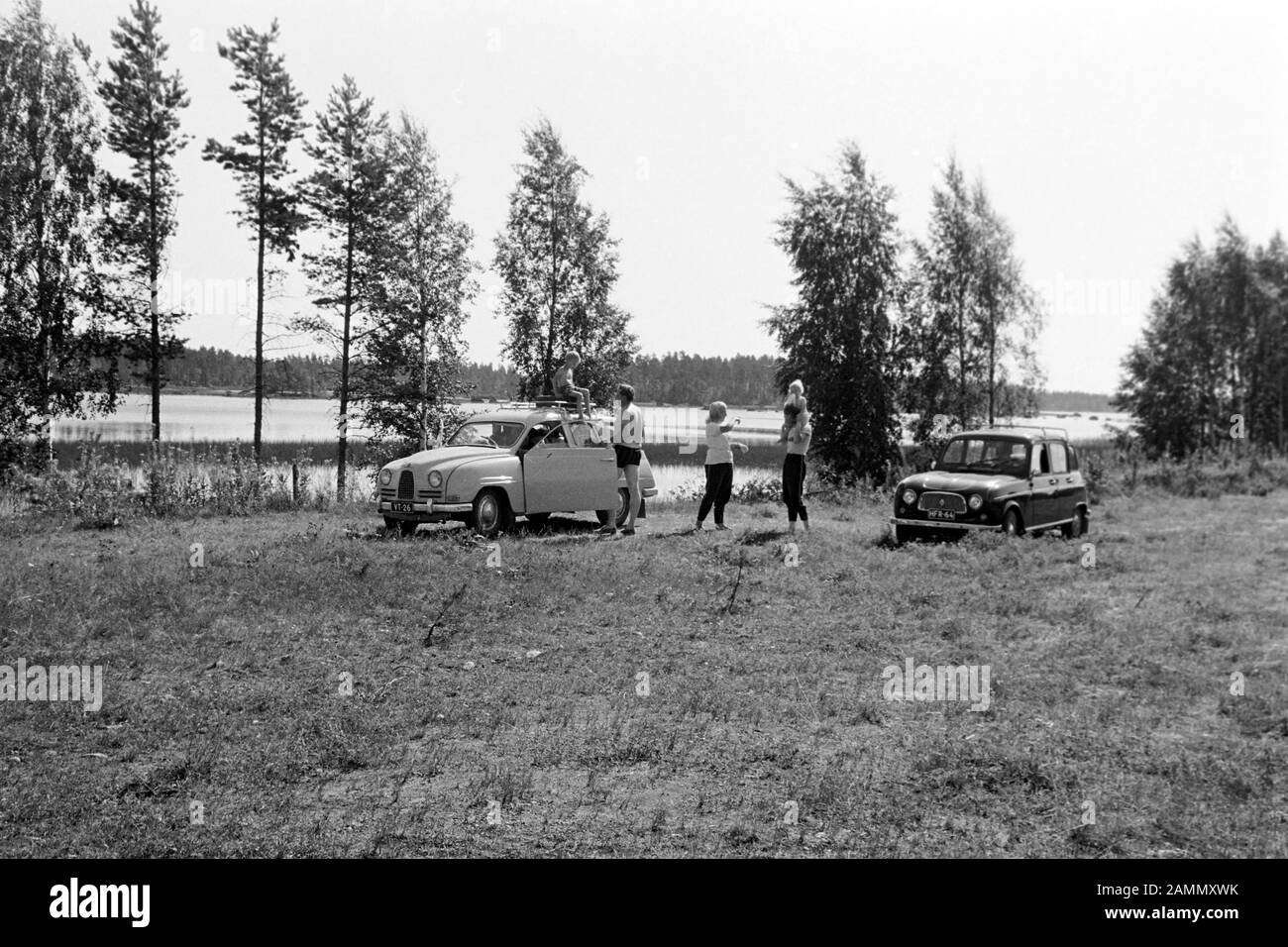 Finnische Familie besucht den Badeort Norrsundet am Bothnischen Meerbusen, 1969. Una famiglia finlandese che visita la località balneare di Norrsundet al Golfo di Botnia, 1969. Foto Stock