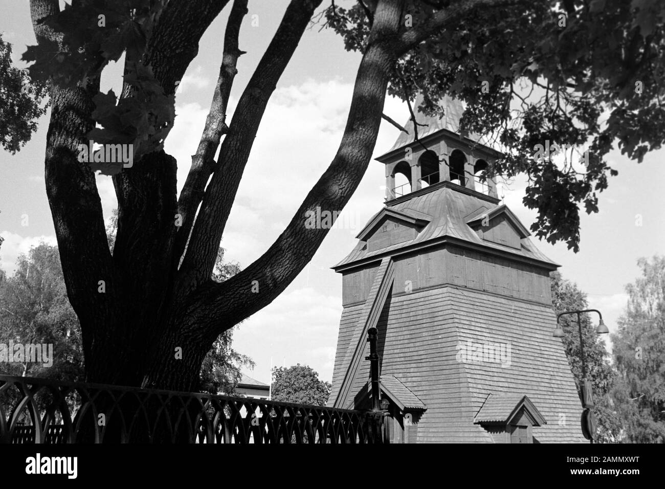 Der alte Glockenturm der Erzengel Michael-Kirche a Mora, 1969. Il vecchio campanile dell'Arcangelo Michele-Chiesa di Mora, 1969. Foto Stock
