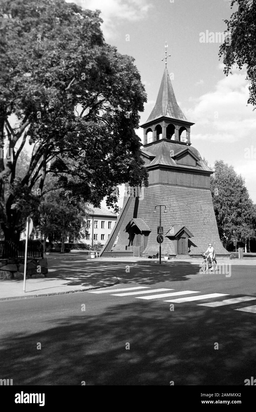 Der alte Glockenturm der Erzengel Michael-Kirche a Mora, 1969. Il vecchio campanile dell'Arcangelo Michele-Chiesa di Mora, 1969. Foto Stock