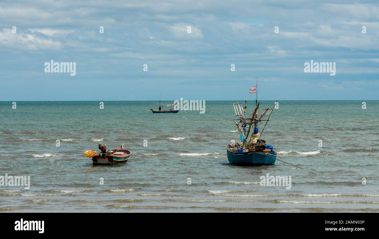 Barche tradizionali Thai Iishing alla spiaggia in Pak Nam Pram, Thailandia Foto Stock