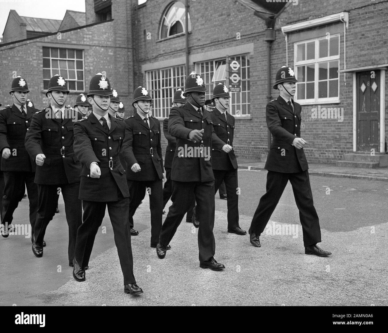 Prepararsi a pattugliare le strade di Londra è il primo poliziotto nero di Londra, PC Norwell Gumbs è visto marciare con altre reclute mentre si allena al Metropolitan Police Training College di Hendon, Londra. Foto Stock