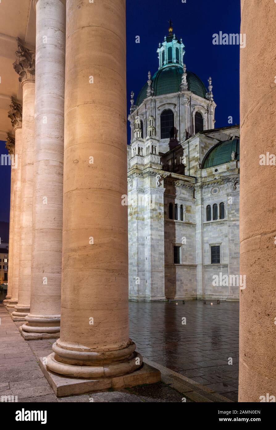 Como - Il portale del Duomo e Teatro Sociale al crepuscolo. Foto Stock