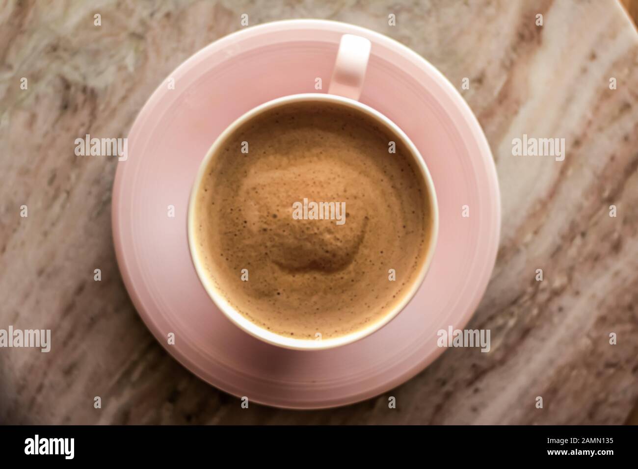 La prima colazione, brunch e concetto cafe - Mattina tazza di caffè con il latte sulla pietra di marmo laici piana, bevanda calda sul tavolo flatlay, vista dall'alto il cibo e la fotografia Foto Stock