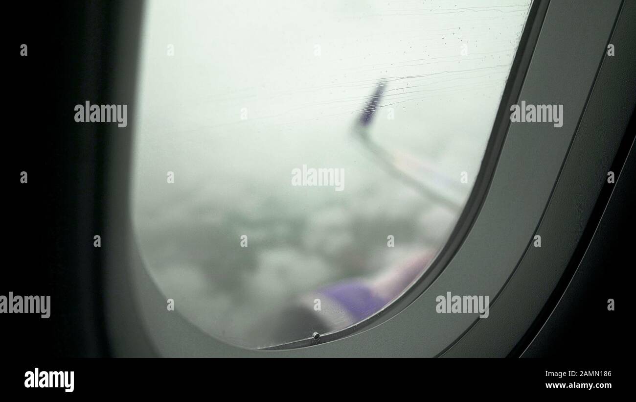 Aereo di linea passeggeri che vola in cielo piovoso a bassa visibilità, alto rischio di incidenti Foto Stock