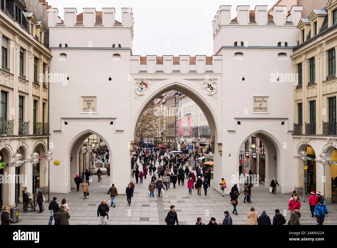 Strada trafficata nel centro storico della città, al cancello Karlstor del 18th secolo (1701) su Neuhauser Strasse, Karlsplatz, Monaco, Baviera, Germania, Europa Foto Stock