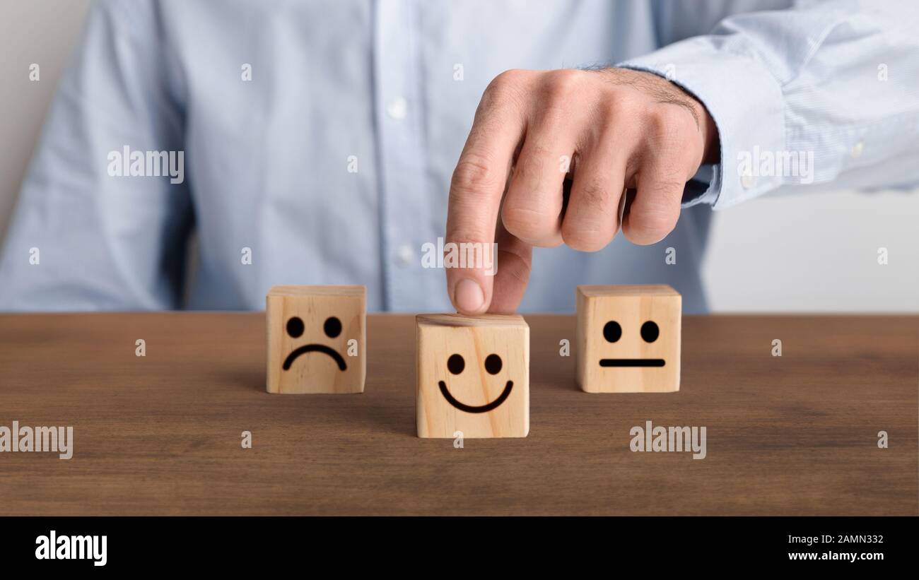 La mano del cliente sceglie l'icona del viso sorridente felice Foto Stock
