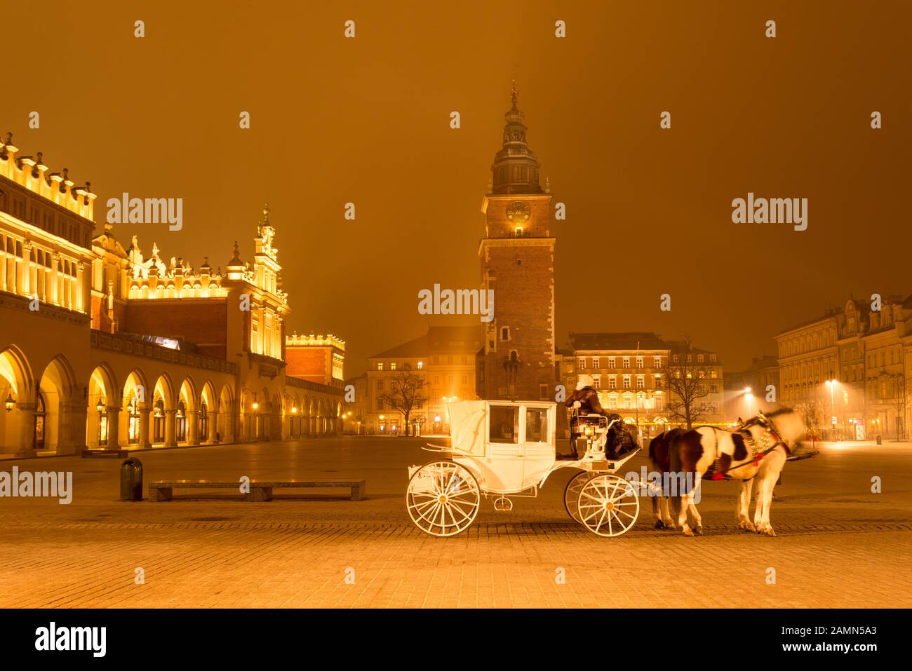 Equitazione in Piazza del mercato in serata, Cracovia storica, Polonia Foto Stock