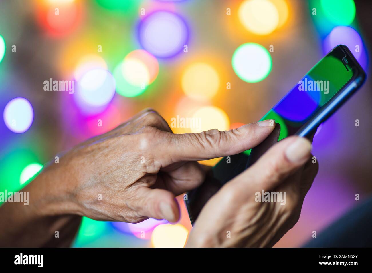 Primo piano su donna anziana che usa lo smartphone Foto Stock