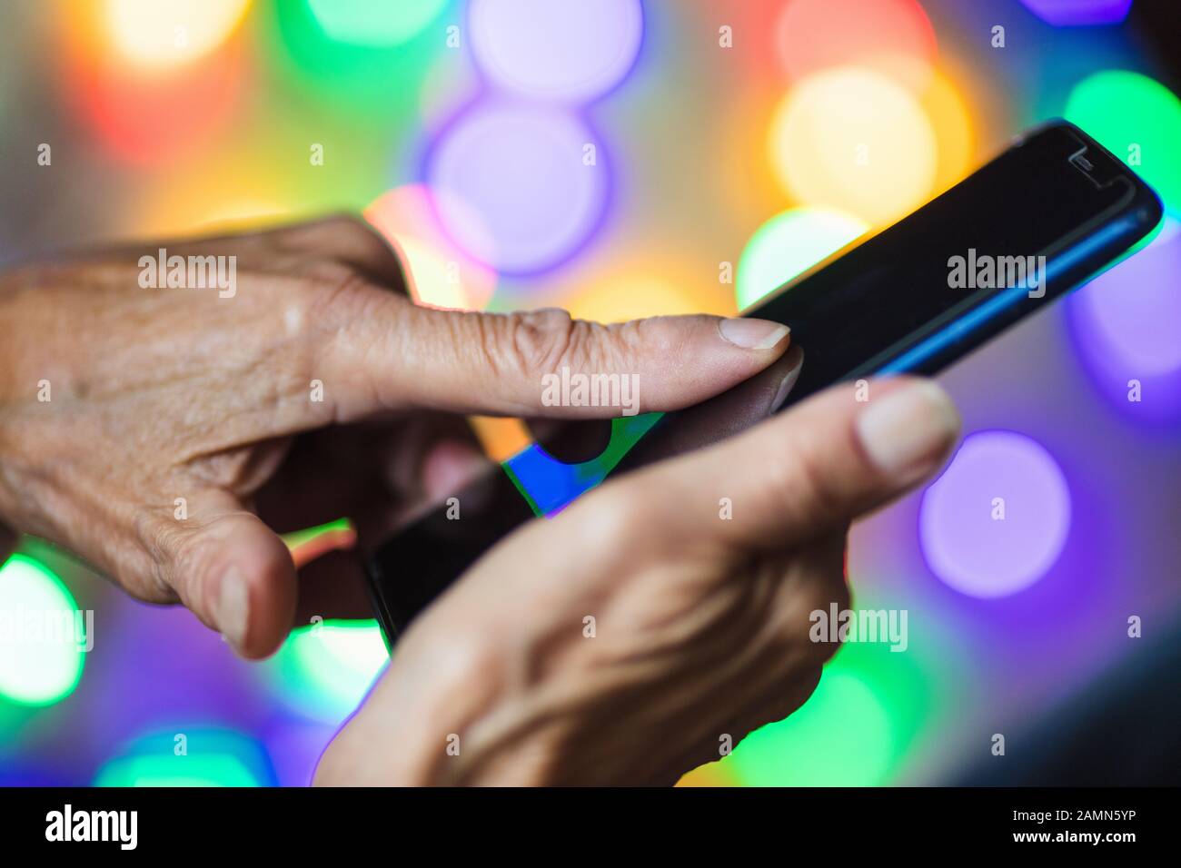 Primo piano su donna anziana che usa lo smartphone Foto Stock