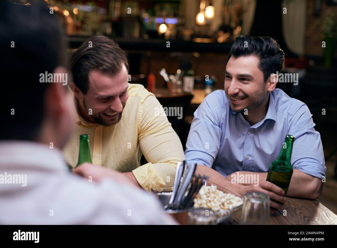 Incontro con i migliori amici nel pub Foto Stock