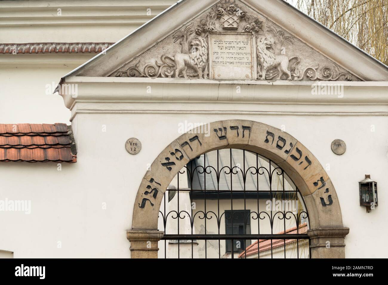 Porte alla sinagoga medievale Remuh e cimitero nel quartiere ebraico Kazimierz di Cracovia, Polonia Foto Stock