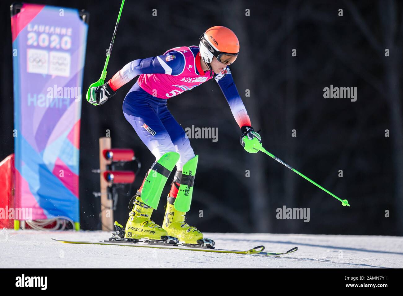 LOSANNA, SVIZZERA. 14th, gennaio 2020. PANTELIC Ugljesa (SRB) compete nello sci alpino Slalom Run 1 da uomo durante i Giochi Olimpici Giovanili di Losanna 2020 presso il Centro Alpino Les Diablerets martedì 14 gennaio 2020. LOSANNA, SVIZZERA. Credito: Taka G Wu/Alamy Live News Foto Stock